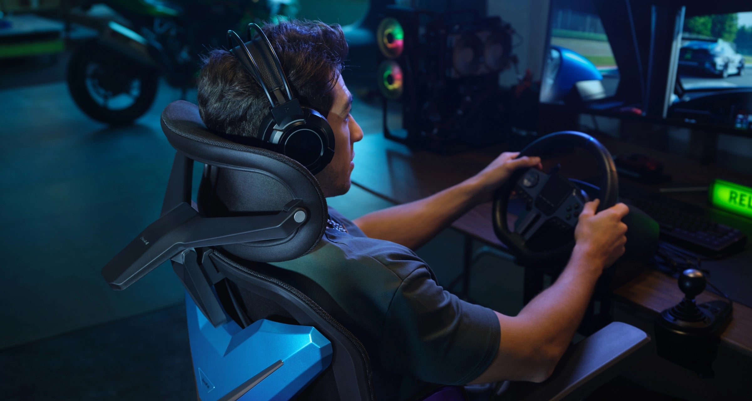 Limitless Immersion. Adaptive Headrest Support.